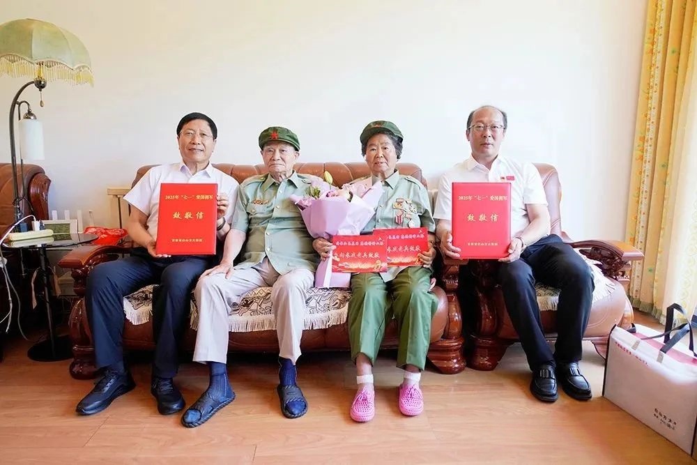 圖說一：看望（95歲）解放戰(zhàn)爭老兵方永、（91歲）抗美援朝老兵吳月華夫婦.jpg