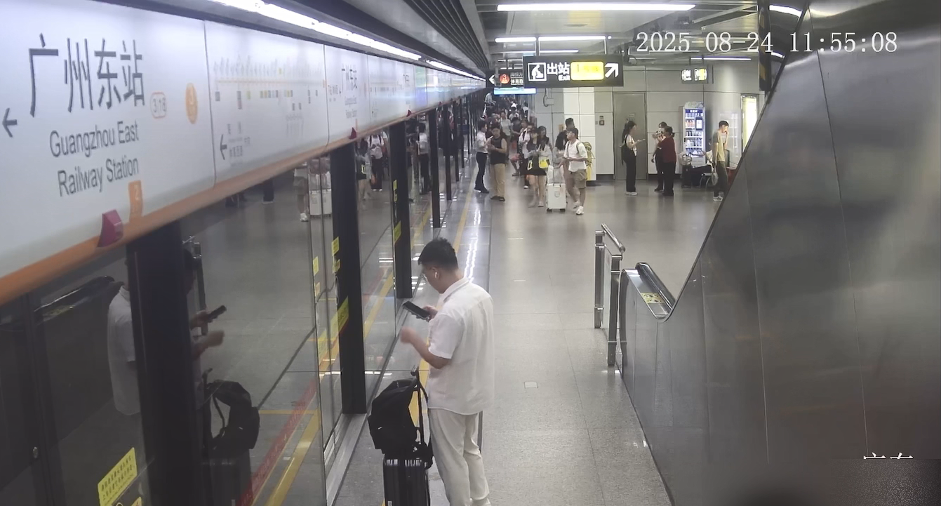 乘客與母親在地鐵廣州東站站臺匯合-視頻截圖.jpg