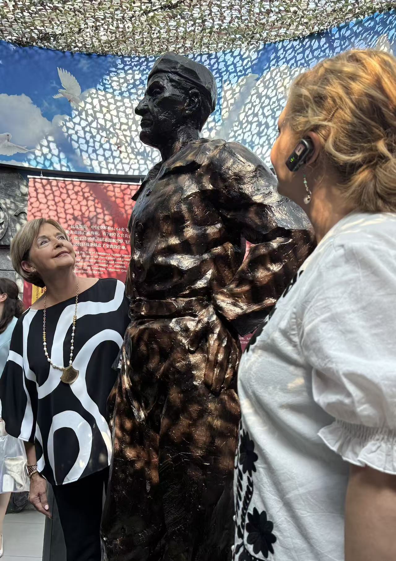 圖一:陳納德外孫女嘉蘭蕙(左一)與外公雕像深情對望(張然攝).jpg