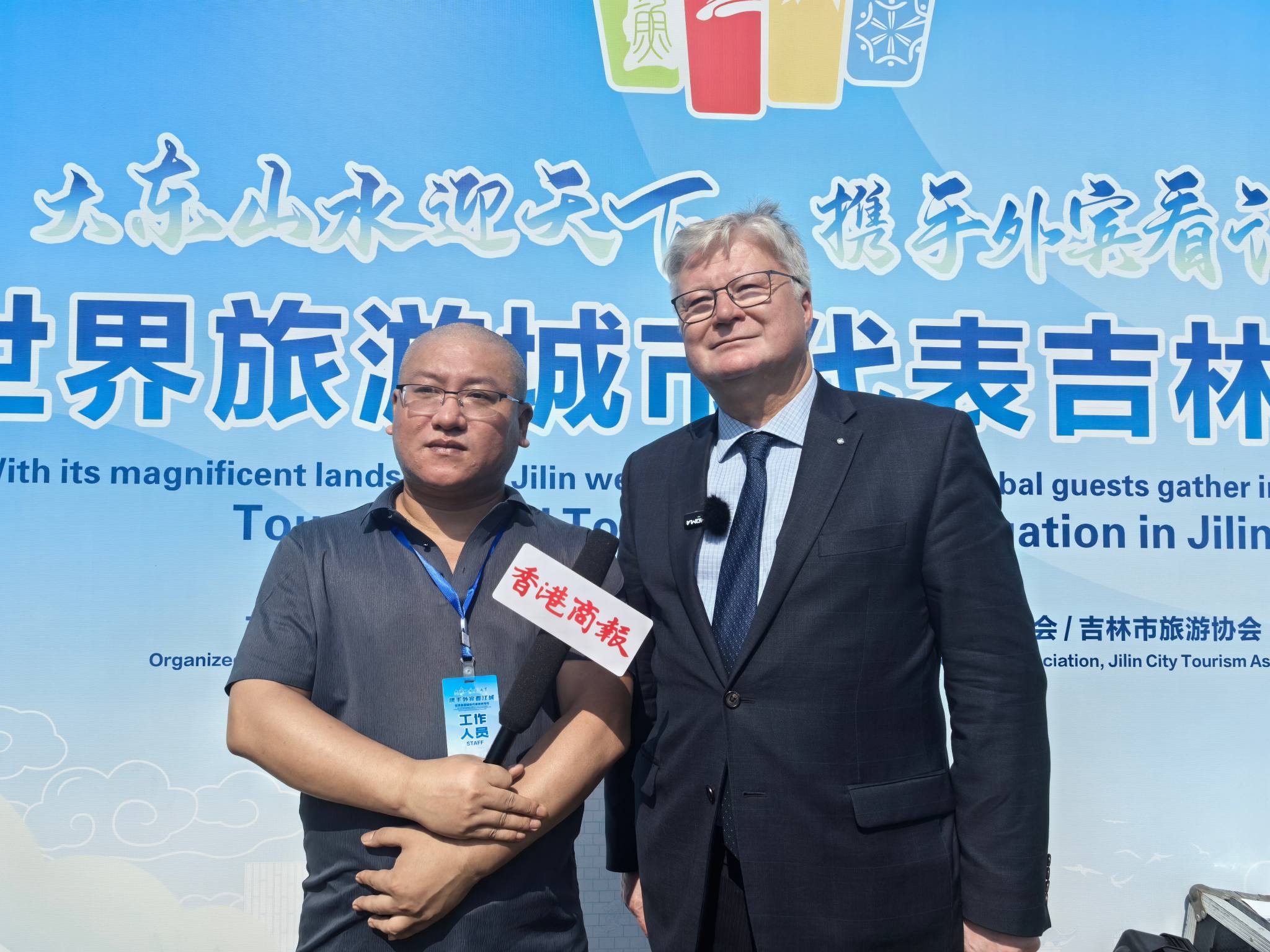 圖說(shuō)二：拉脫維亞駐華大使卡爾利斯·埃亨鮑姆斯（Karlis Eihenbaums）與本報(bào)記者合影留念（于洋攝）.jpg