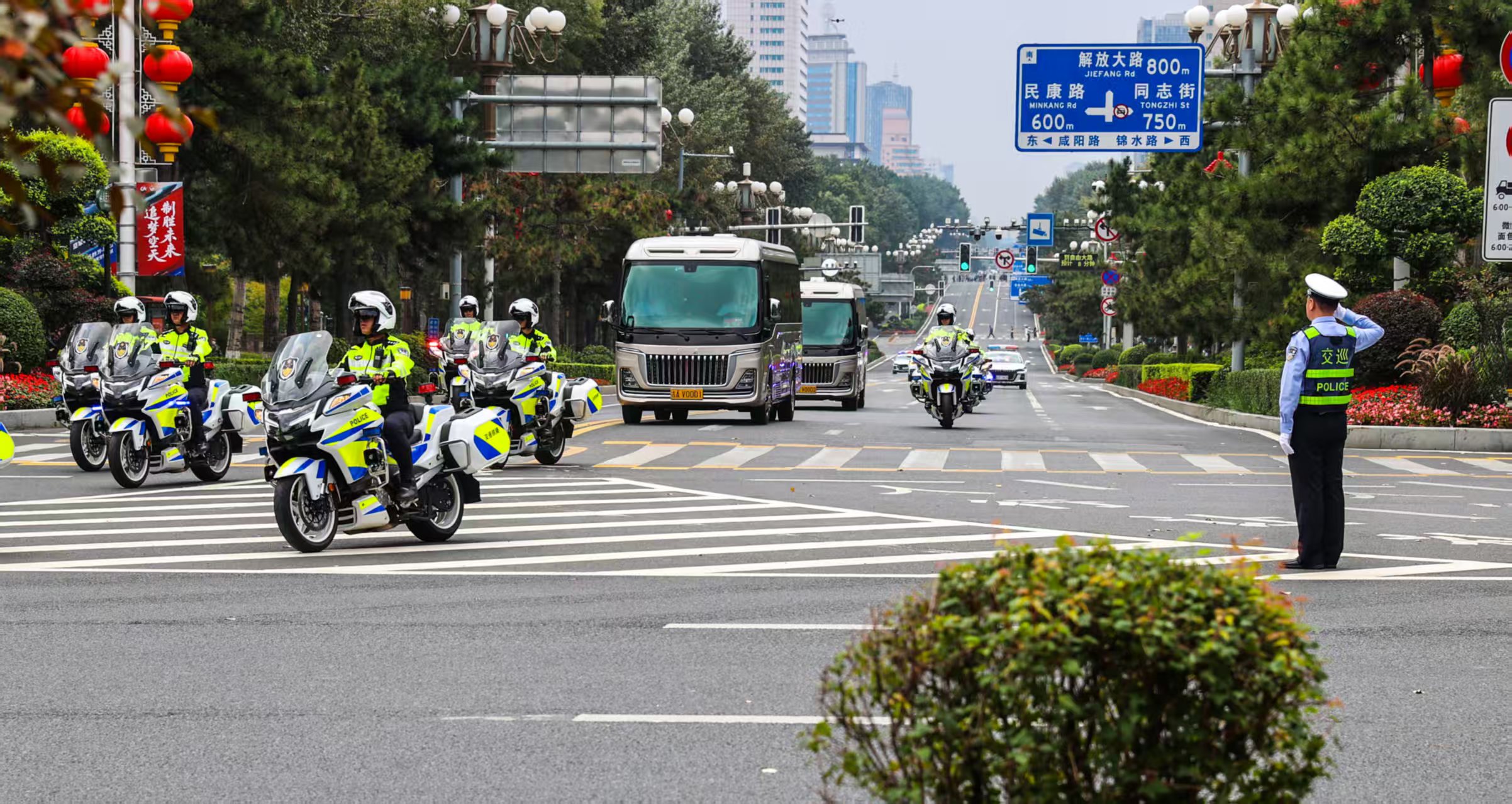 圖說(shuō)一：在警車與鐵騎護(hù)衛(wèi)下，車隊(duì)通過(guò)長(zhǎng)春市解放大路主幹道.jpg