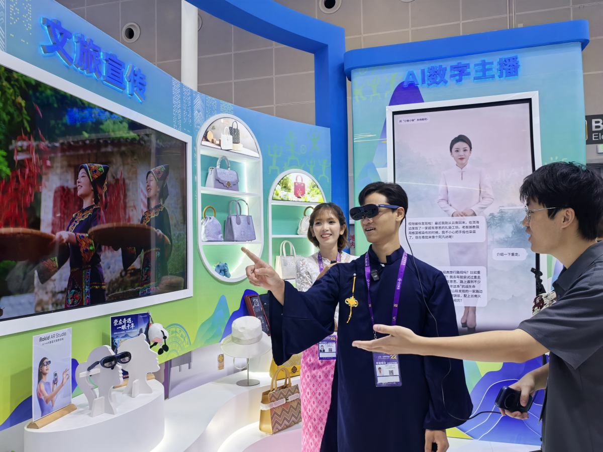 3、來自柬埔寨、越南的留學生在崇左館佩戴AR眼鏡，現(xiàn)場體驗以數(shù)字科技重塑文化旅遊.jpg