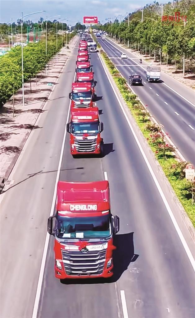 2、越南公路上行駛的乘龍卡車。（資料圖 圖源東風(fēng)柳汽）.jpg