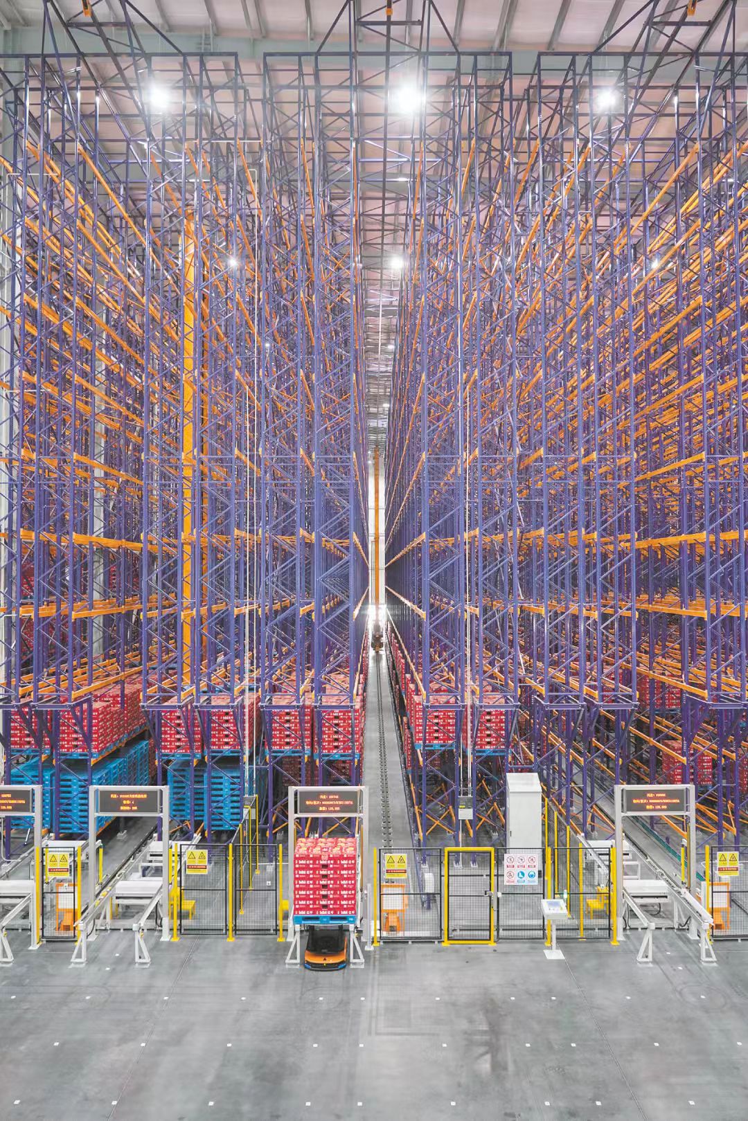 2、在天絲紅牛（廣西）飲料有限公司的倉(cāng)庫(kù)內(nèi)，智能機(jī)械人正在搬運(yùn)貨物。 （陳麒元 攝）.jpg