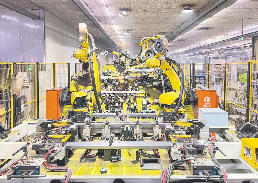 4、廣西金巨石新能源科技有限公司智能化生產(chǎn)車(chē)間里，機(jī)器人正在進(jìn)行精密焊接。潘浩 攝.jpg