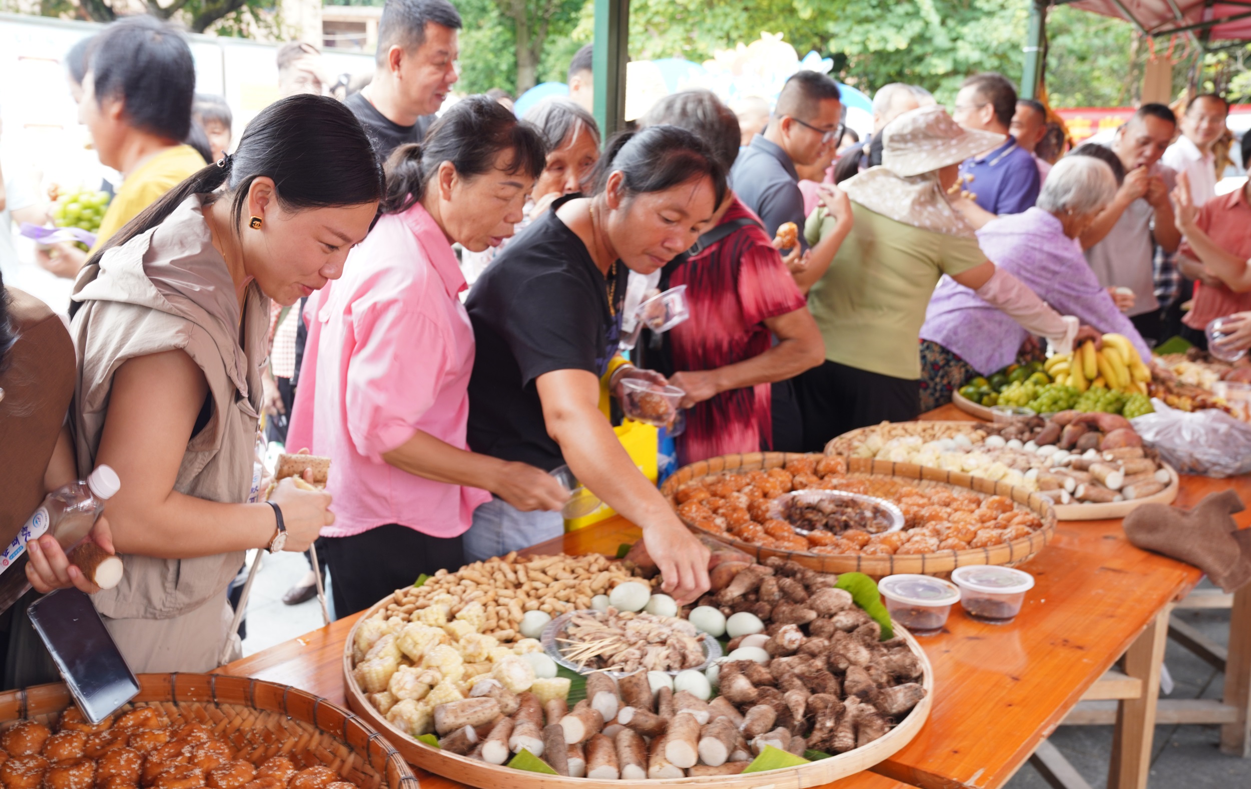 圖二：圖為鄉(xiāng)親們?cè)隗w驗(yàn)特色長(zhǎng)桌宴 賀州市融媒體中心供圖.JPG