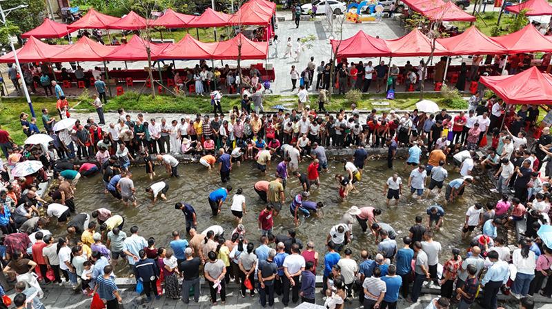 圖三：圖為抓活魚活動(dòng)現(xiàn)場(chǎng) 賀州市融媒體中心供圖.png