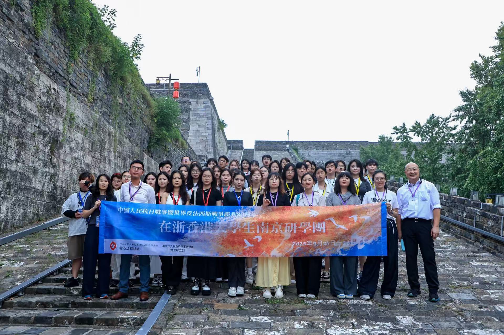 圖二：研學(xué)團(tuán)在中華門景區(qū)合影（主辦方供圖）.jpg
