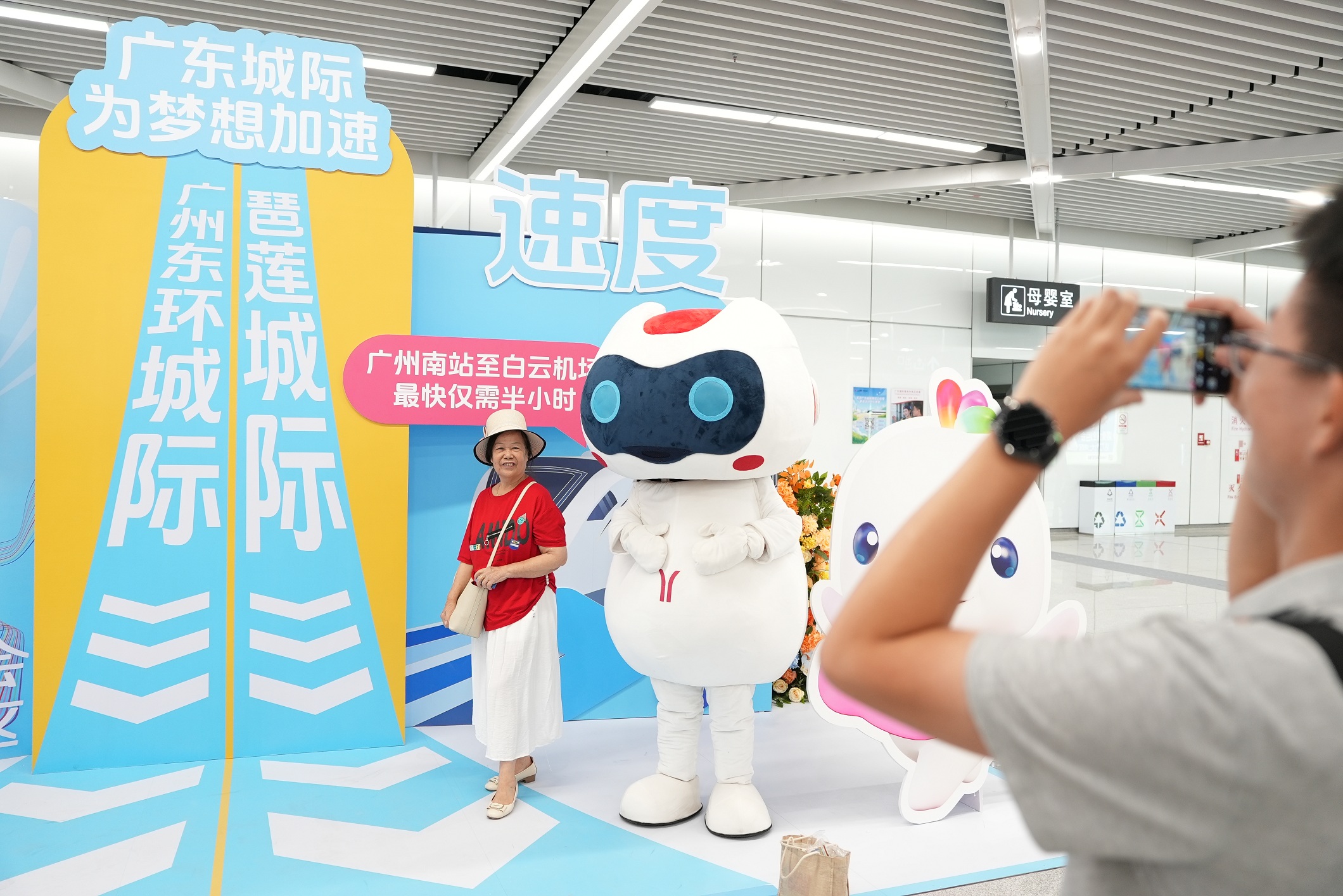 市民打卡城際琶洲站開通現(xiàn)場.jpg