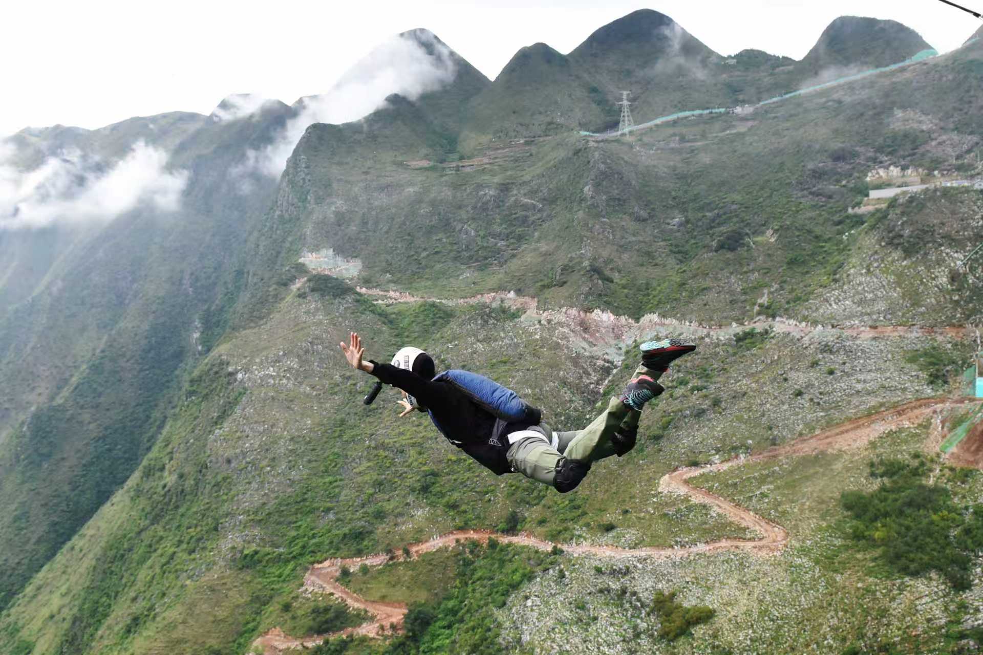 圖2：從“云端”俯沖掠過(guò)“地球裂縫”花江大峽谷.jpg