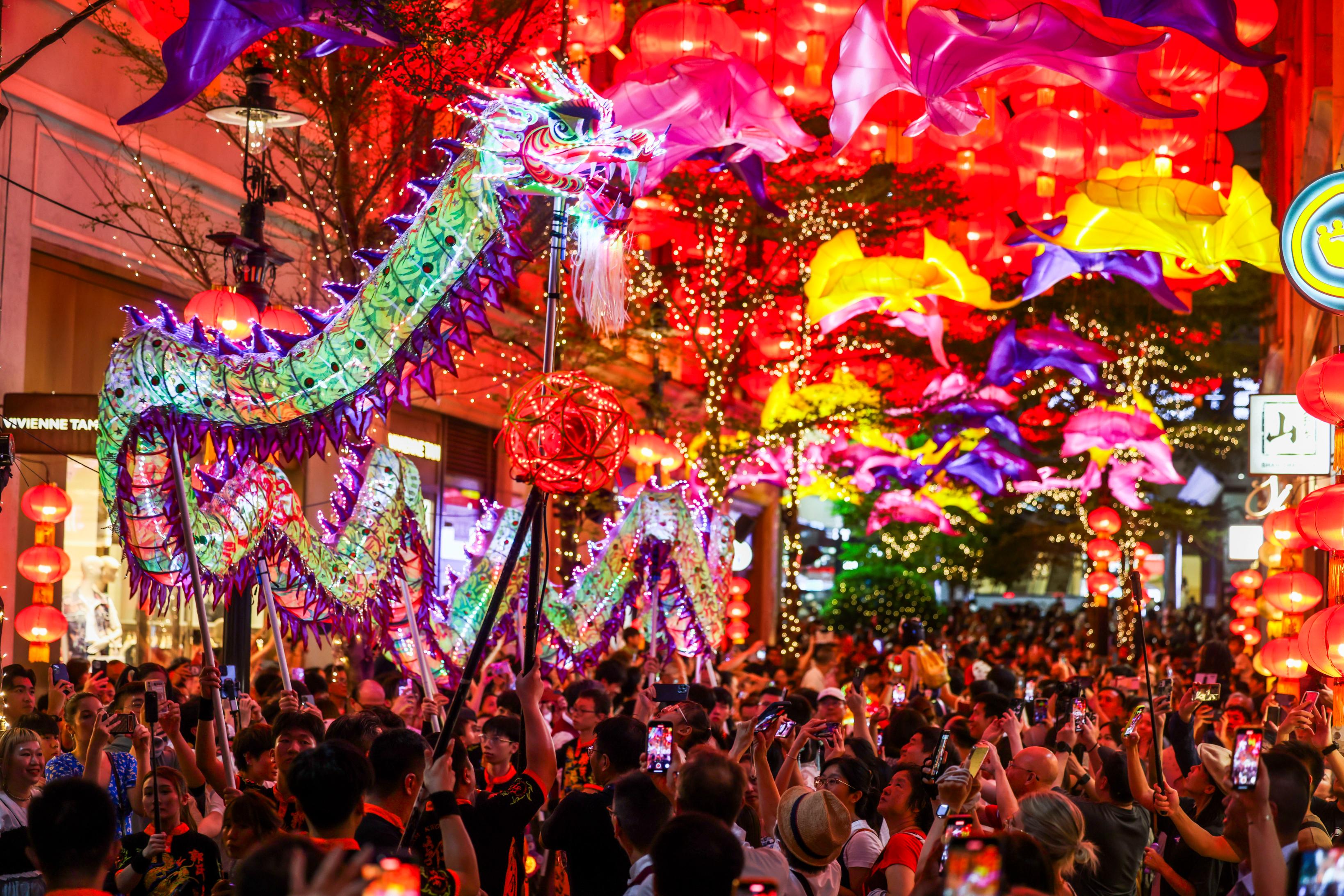 18米長(zhǎng)LED 幻彩夜光龍10月6日震撼登場(chǎng) (2).jpg