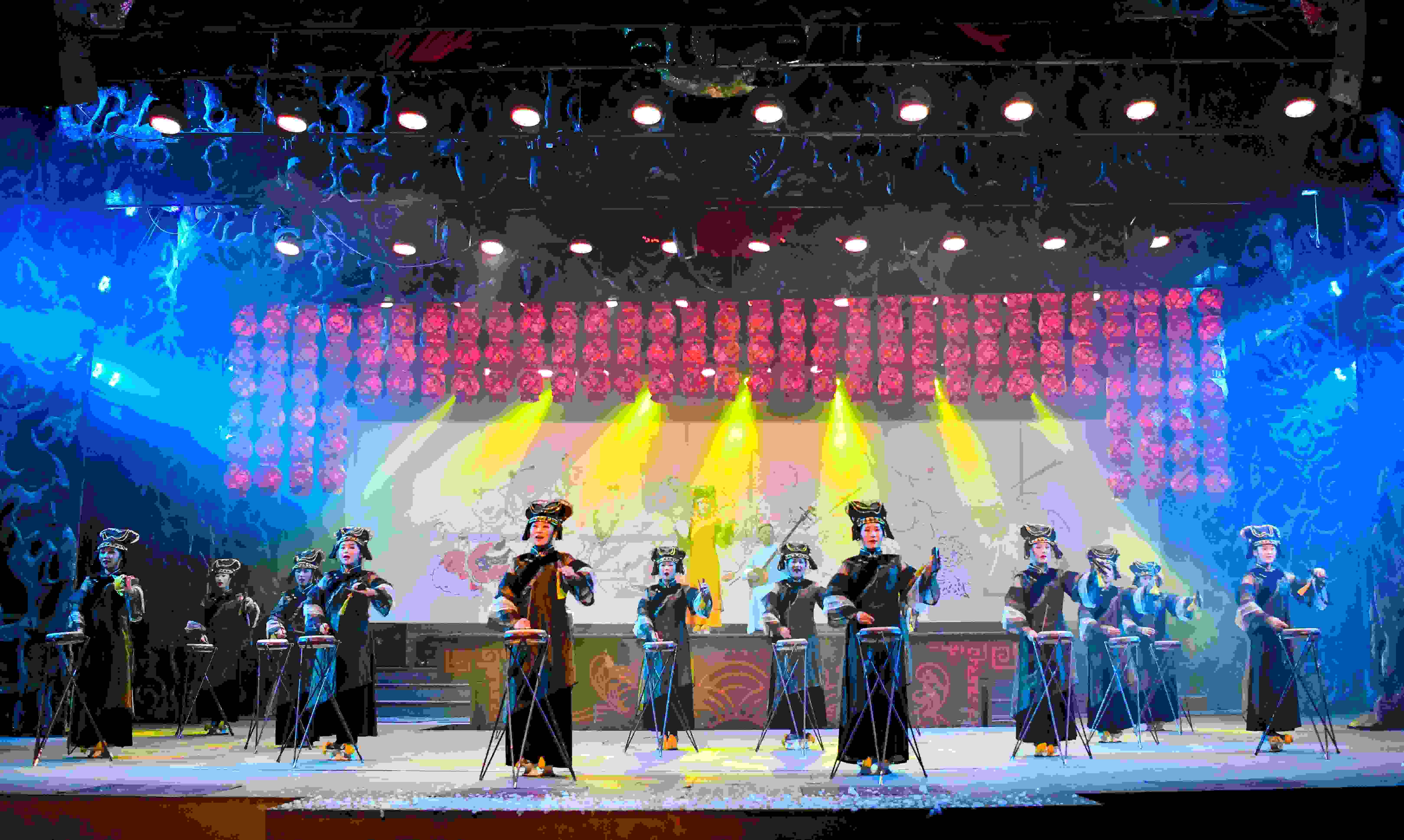 滿族風(fēng)情  姜信和攝   《八旗山水謠》——丹東是全國最大的滿族聚居區(qū)，《八旗山水謠》再現(xiàn)了獨具地方特色的滿族風(fēng)情，《子弟書》《太平鼓》等屬于傳統(tǒng)節(jié)目。.JPG