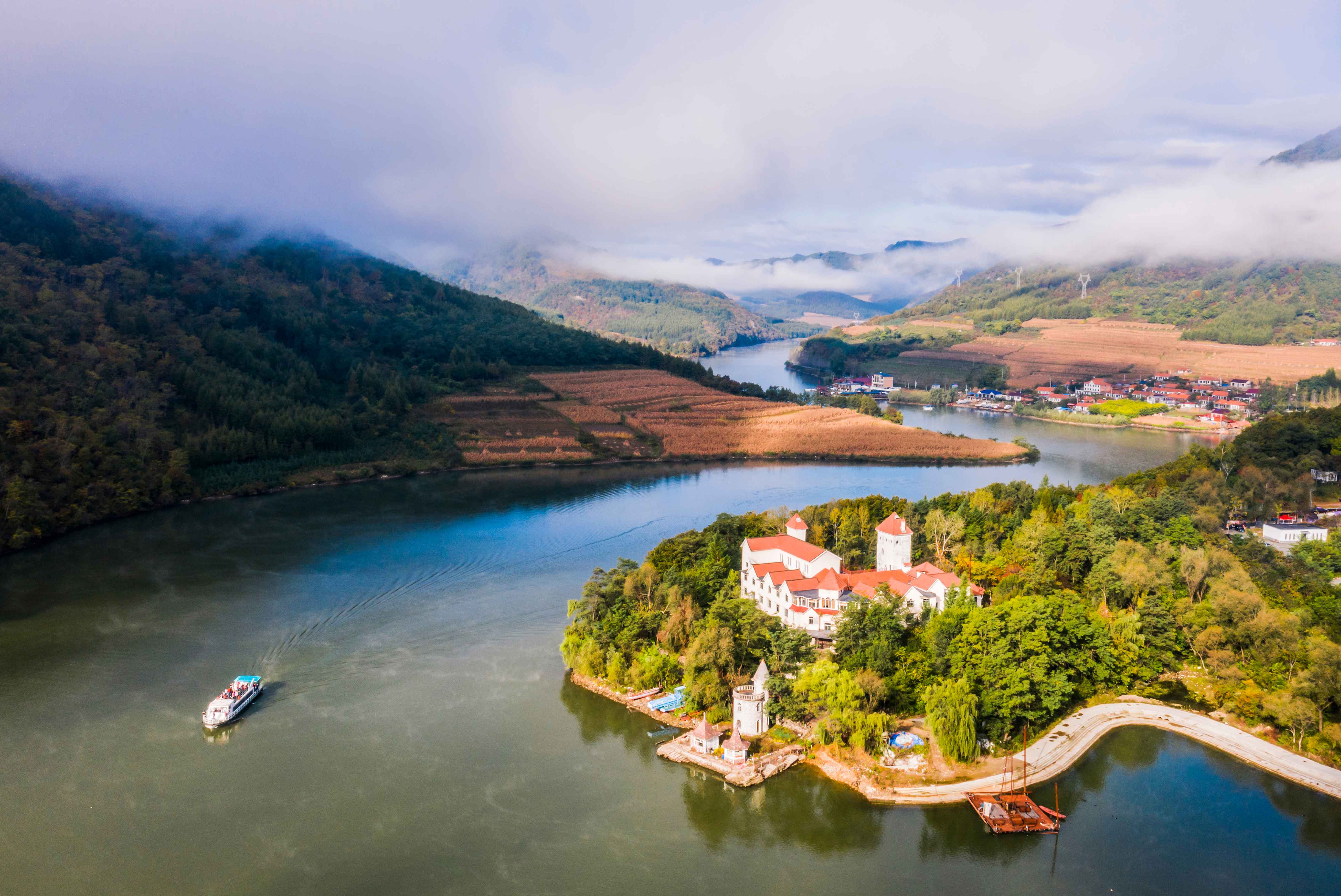 6，《青山湖畔》鄒曉龍    青山溝風景名勝區(qū)由 “青山湖”“飛瀑澗”“虎塘溝”“中華滿族風情園”等組成。.jpg