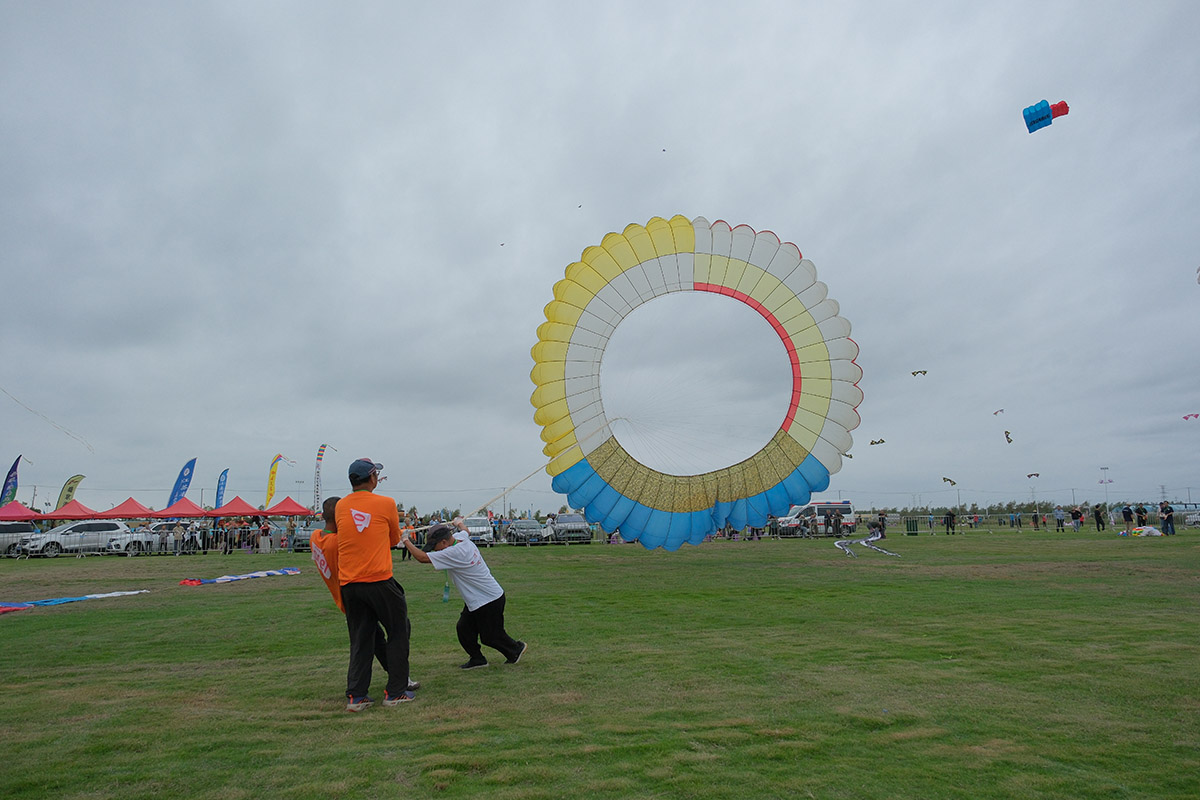 圖2：參賽選手放飛滾地龍風(fēng)箏。.jpg
