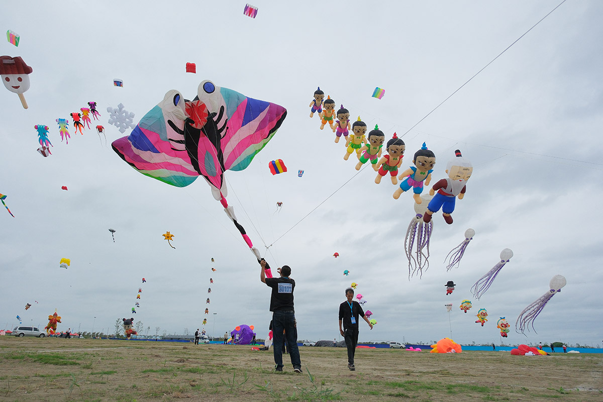 圖3：參賽選手放飛充氣風(fēng)箏。.jpg