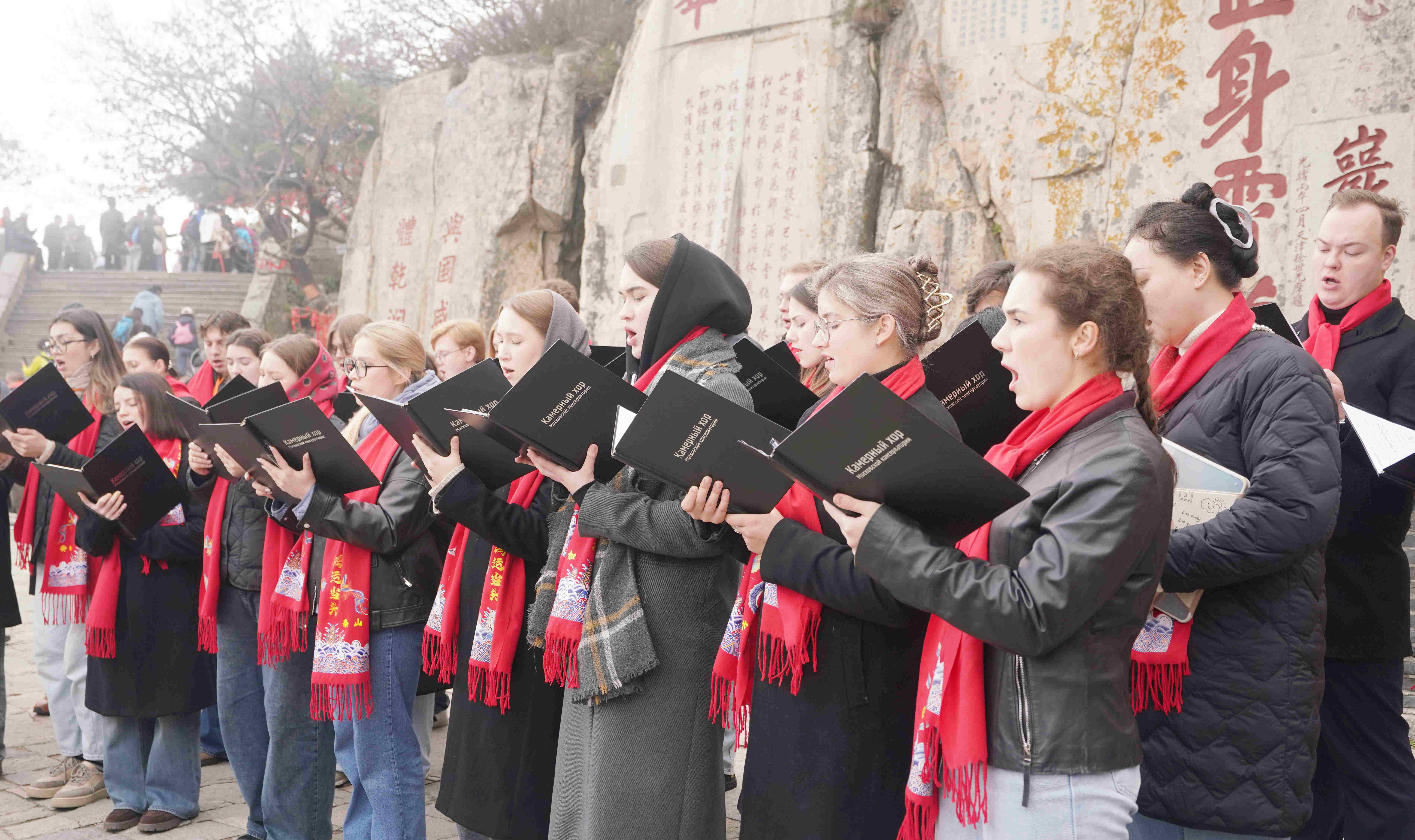 俄羅斯莫斯科國(guó)立柴科夫斯基音樂學(xué)院合唱團(tuán)在泰山演唱。李澤民 攝_看圖王.jpg