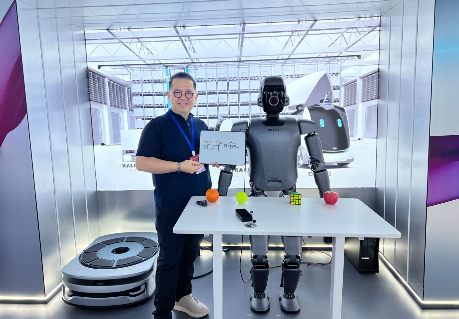 林星發(fā)與機器人合影.jpg