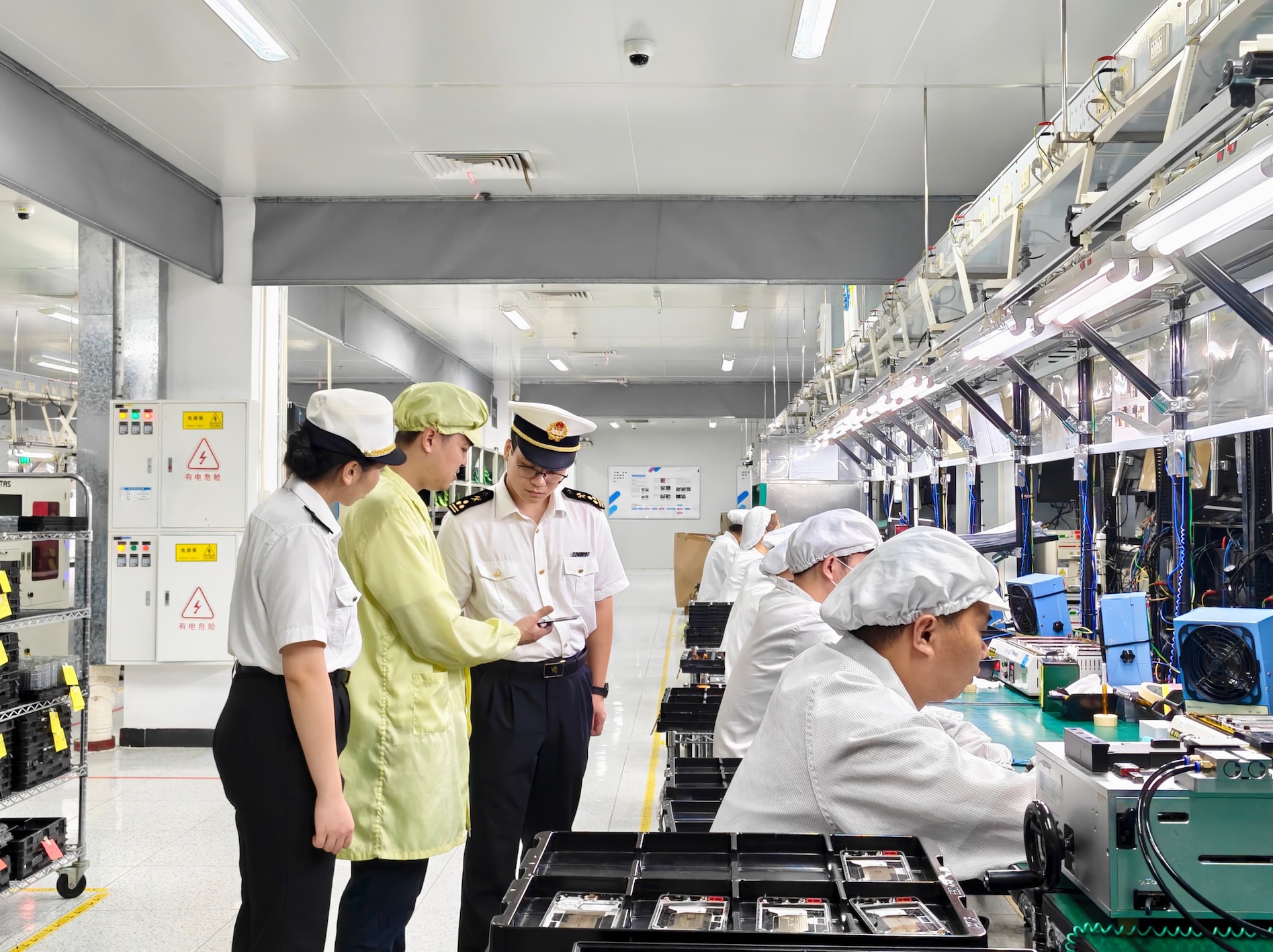 黃埔海關(guān)所屬沙田海關(guān)關(guān)員對(duì)綜保區(qū)內(nèi)保稅研發(fā)業(yè)務(wù)進(jìn)行安全檢查 王丹攝.jpg