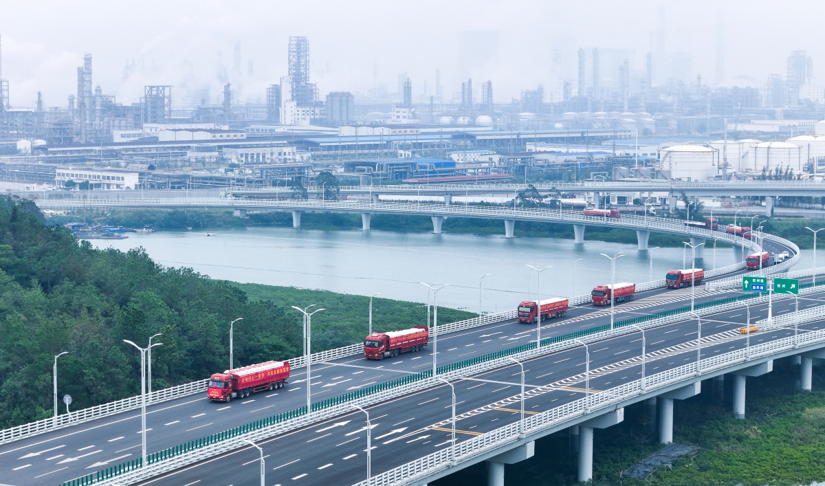 2、中國石油廣西石化煉化一體化轉(zhuǎn)型升級項(xiàng)目首批化工產(chǎn)品發(fā)運(yùn)（王芳 攝）_編輯.jpg