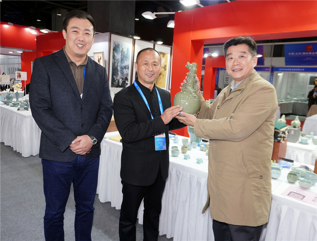 圖片6：本報記者與中國陶瓷藝術(shù)大師、平頂山市汝瓷研究會會長李浩中先生和文化部藝術(shù)發(fā)展中心鳥蟲篆藝術(shù)研究院常務(wù)副院長劉宜升.jpg