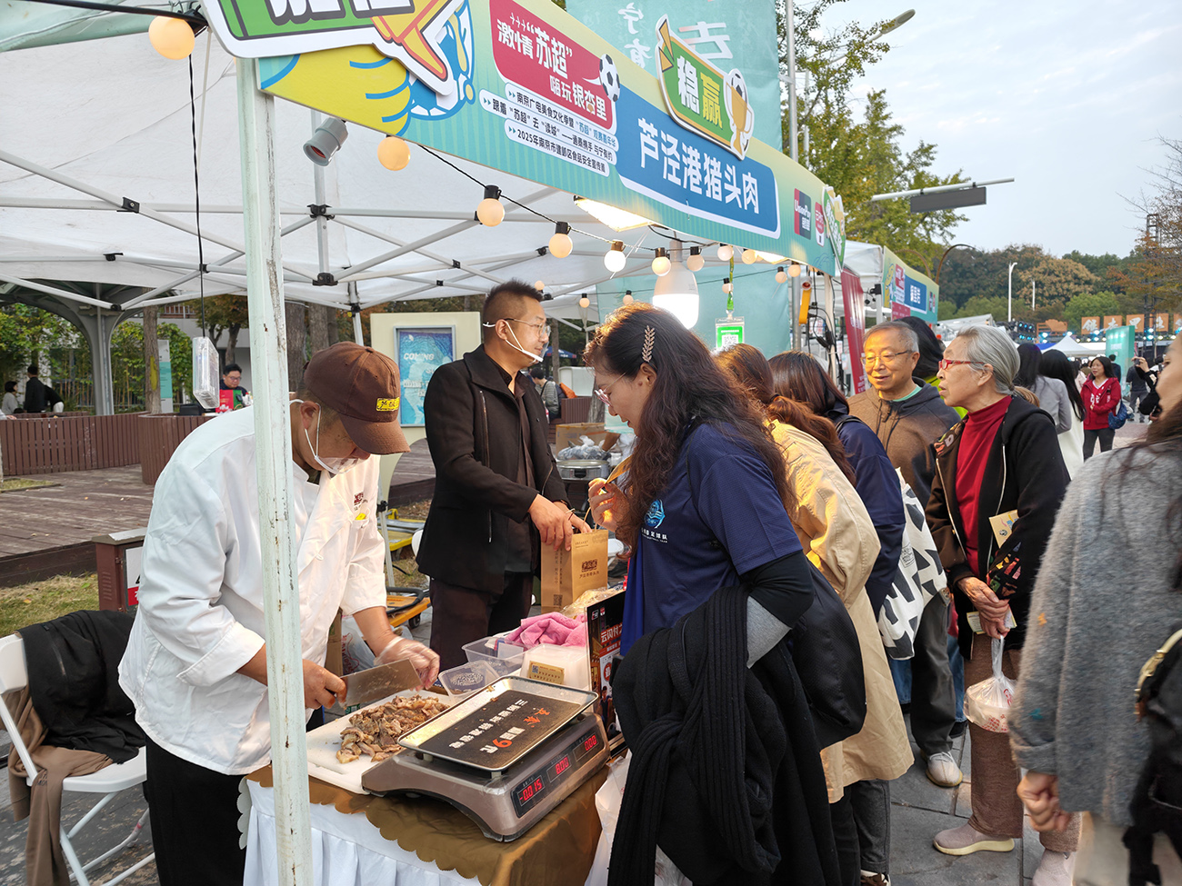圖2：南通蘆涇港豬頭肉在南通文旅推介活動現(xiàn)場銷售。.jpg