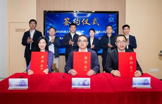 圖2：江蘇海俐農(nóng)業(yè)採摘無人機(jī)、鈞坤智控採摘機(jī)械人兩個(gè)項(xiàng)目現(xiàn)場簽約.jpg