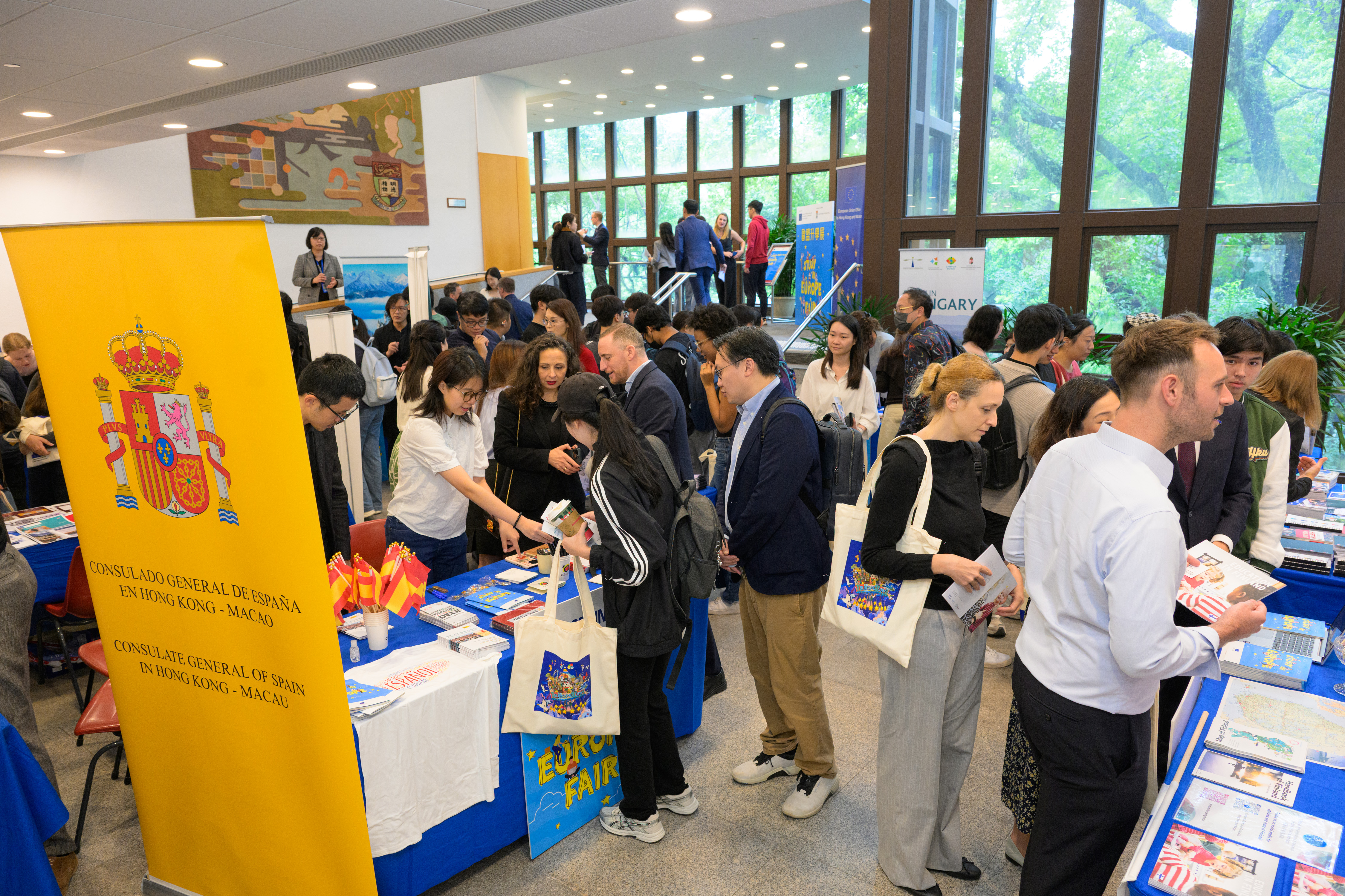 一眾學(xué)生於不同歐盟成員國(guó)攤位探索歐洲一流的升學(xué)機(jī)會(huì).jpg