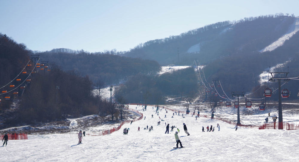圖說：11月22日，滑雪愛好者在吉林市中旅松花湖度假區(qū)滑雪。新華社記者 顏麟蘊 攝.jpg