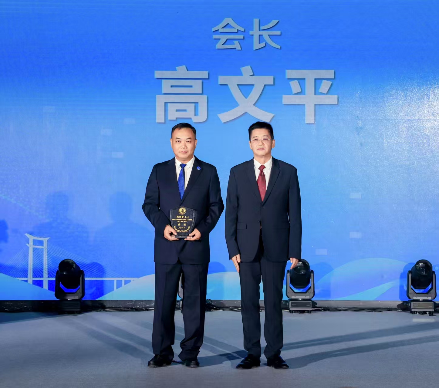2區(qū)委書(shū)記高金全為高文平會(huì)長(zhǎng)授牌.jpg