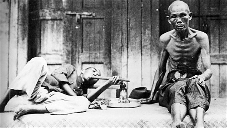 晚清鴉片吸食者.jpg