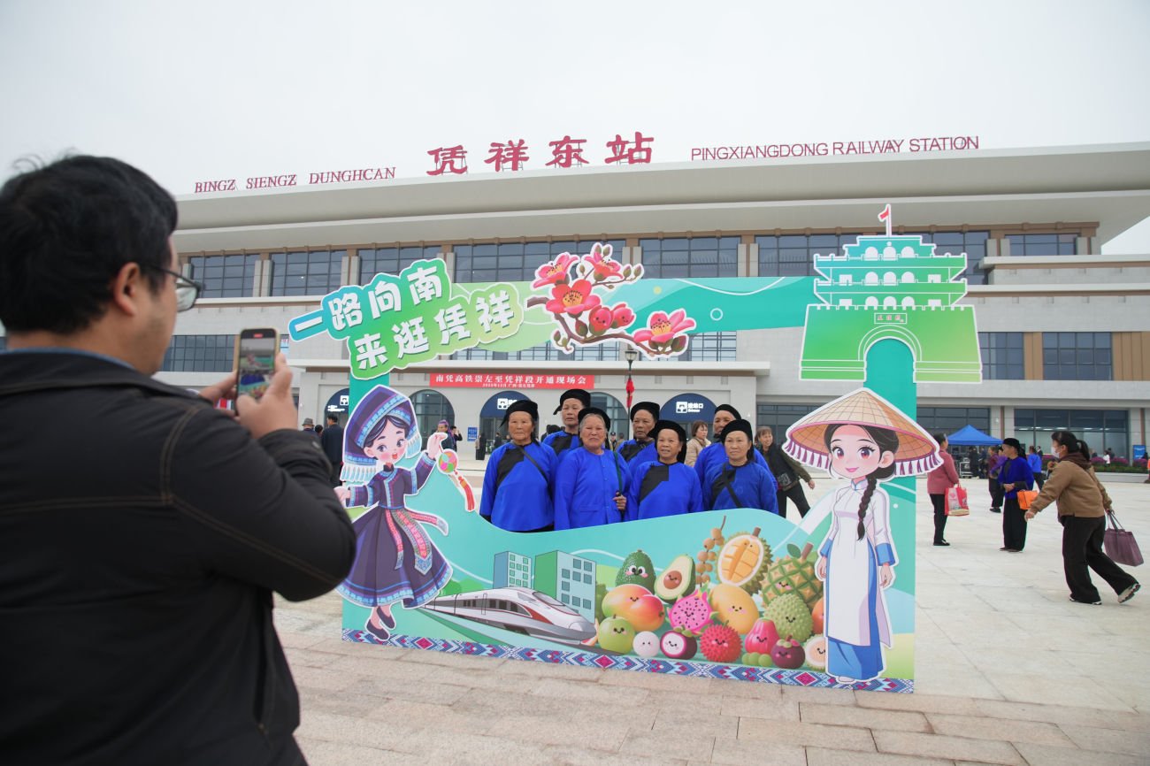 2.身著民族服飾的市民前來打卡（陳冠言 攝）.jpg