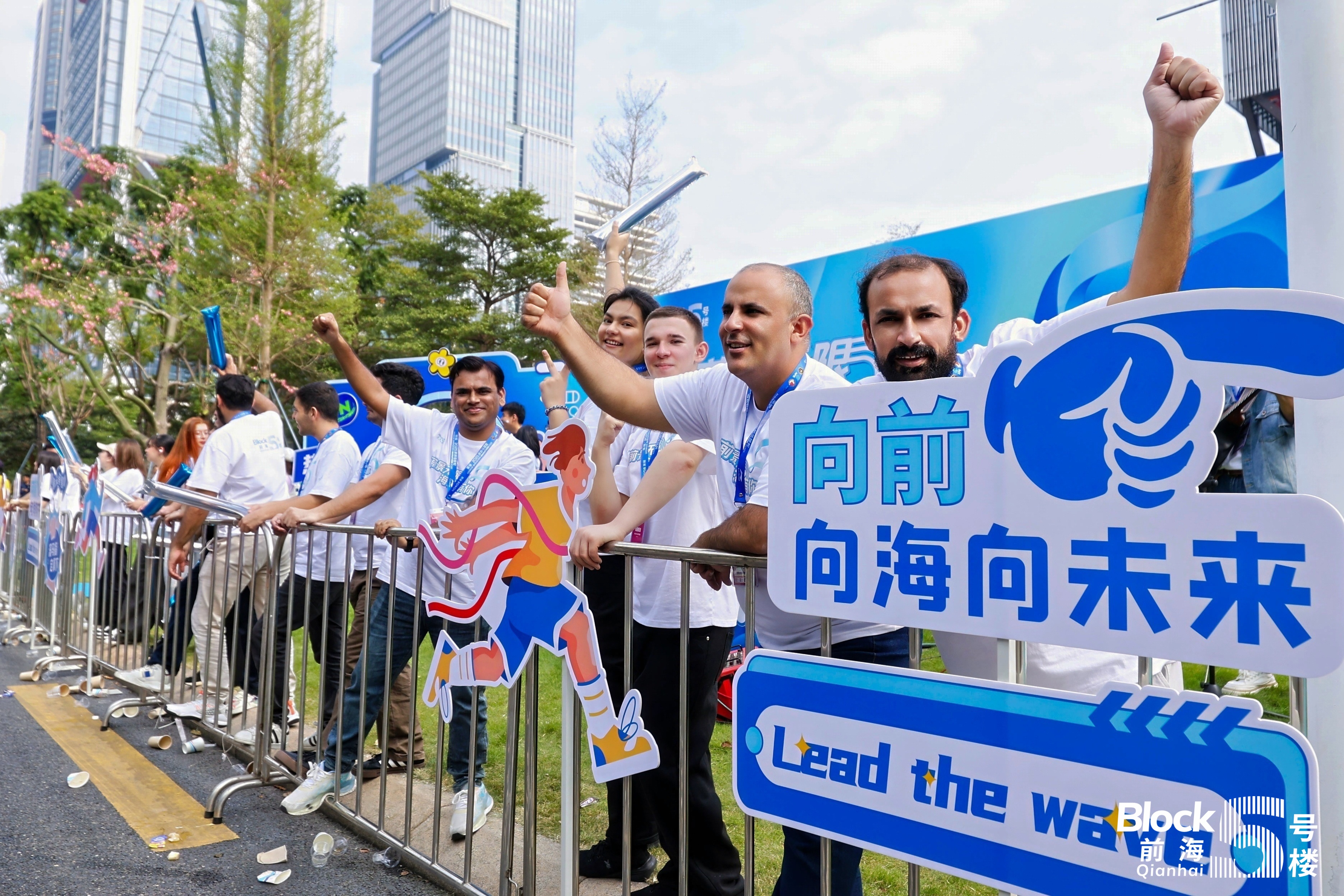2-前海5號樓前，國際志愿者啦啦隊現(xiàn)場助威。.jpg