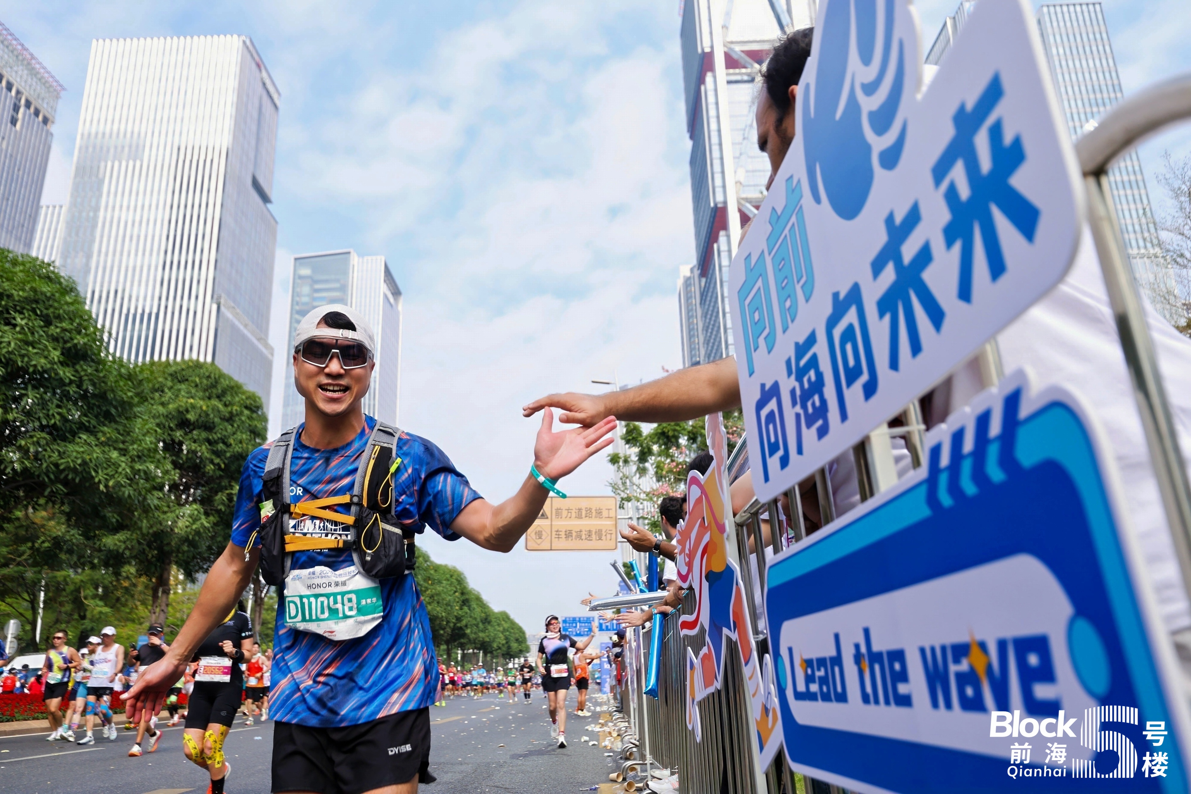 1-參賽跑者途徑前海五號樓，和志愿者拍手慶祝。.jpg