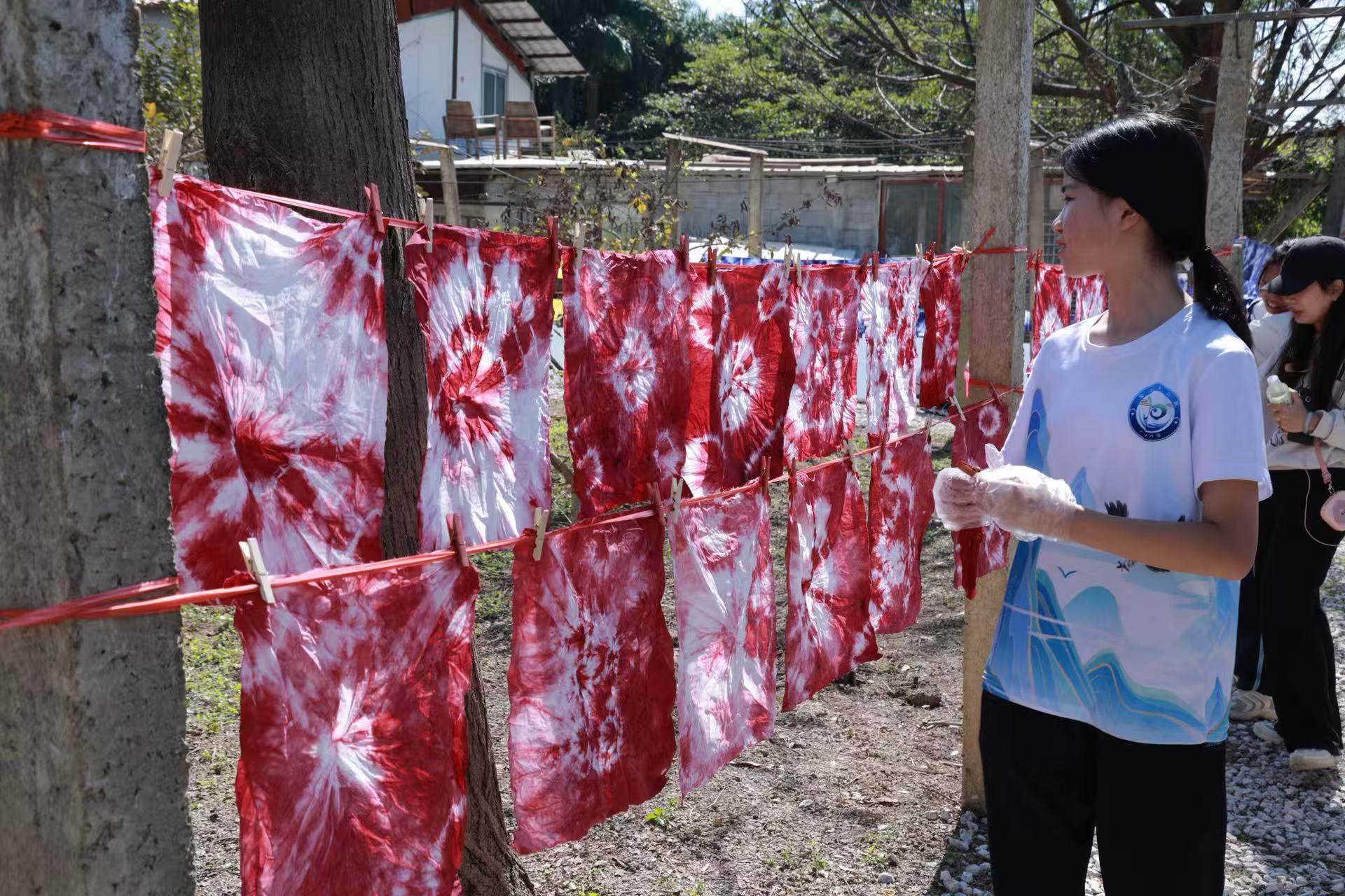 3、體驗紮染技藝（張麗瑩 攝）.jpg