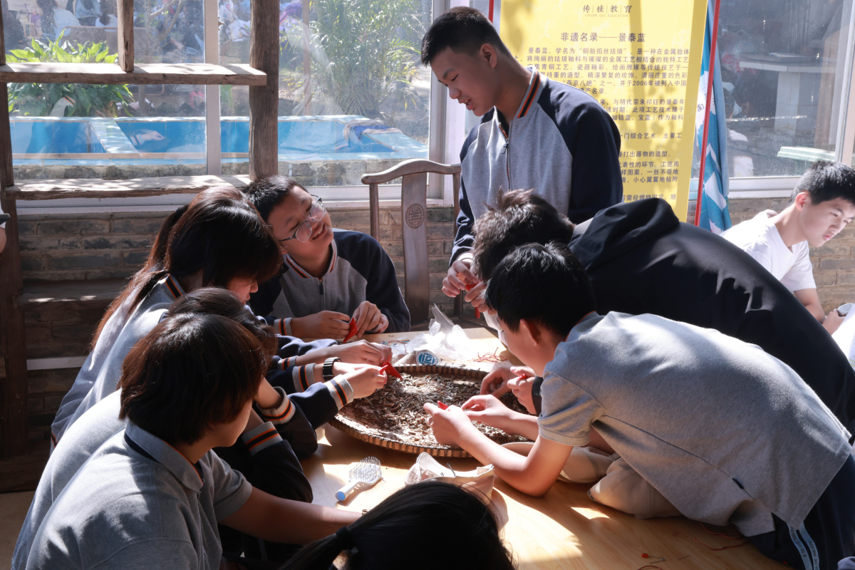 4、體驗制作香囊（張麗瑩 攝）.jpg