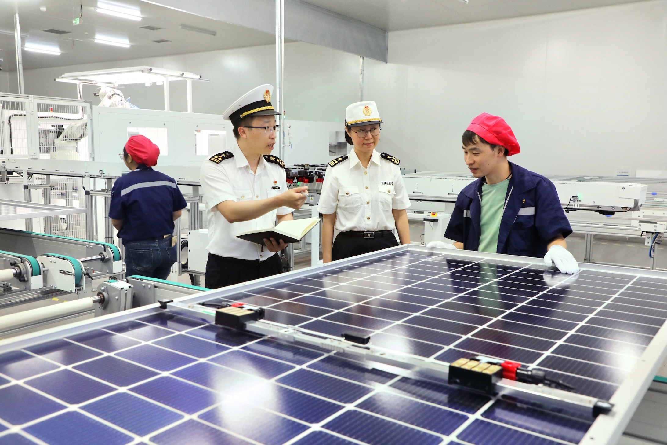圖為：廣州海關所屬花都海關關員對出口太陽能電池開展監(jiān)管（周正森 攝）.jpg