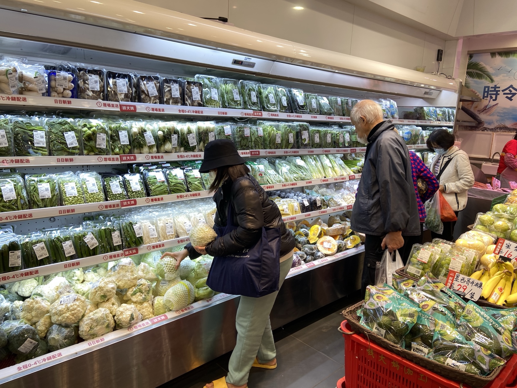 香港居民正在門店購買生鮮食材.jpg